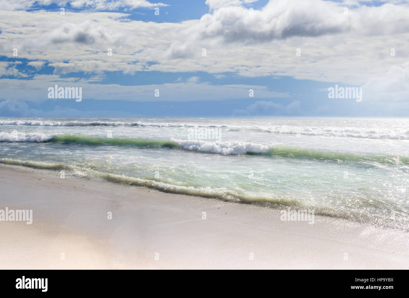 Blue Sea waves sur jour de vent sur la plage Banque D'Images