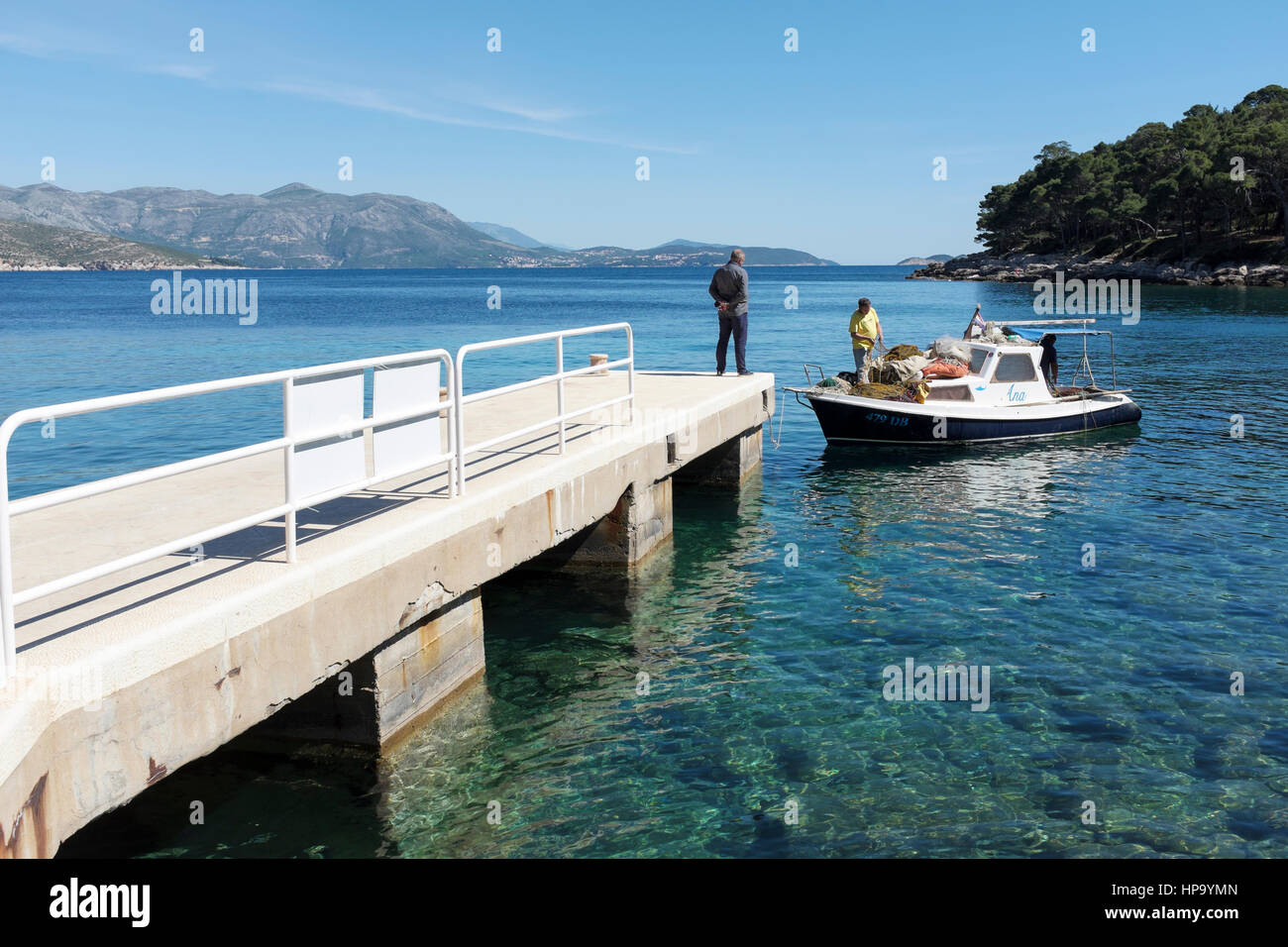 Bateau de pêche amarré sur la jetée sur l'île de Lokrum, près de Dubrovnik, Croatie Banque D'Images