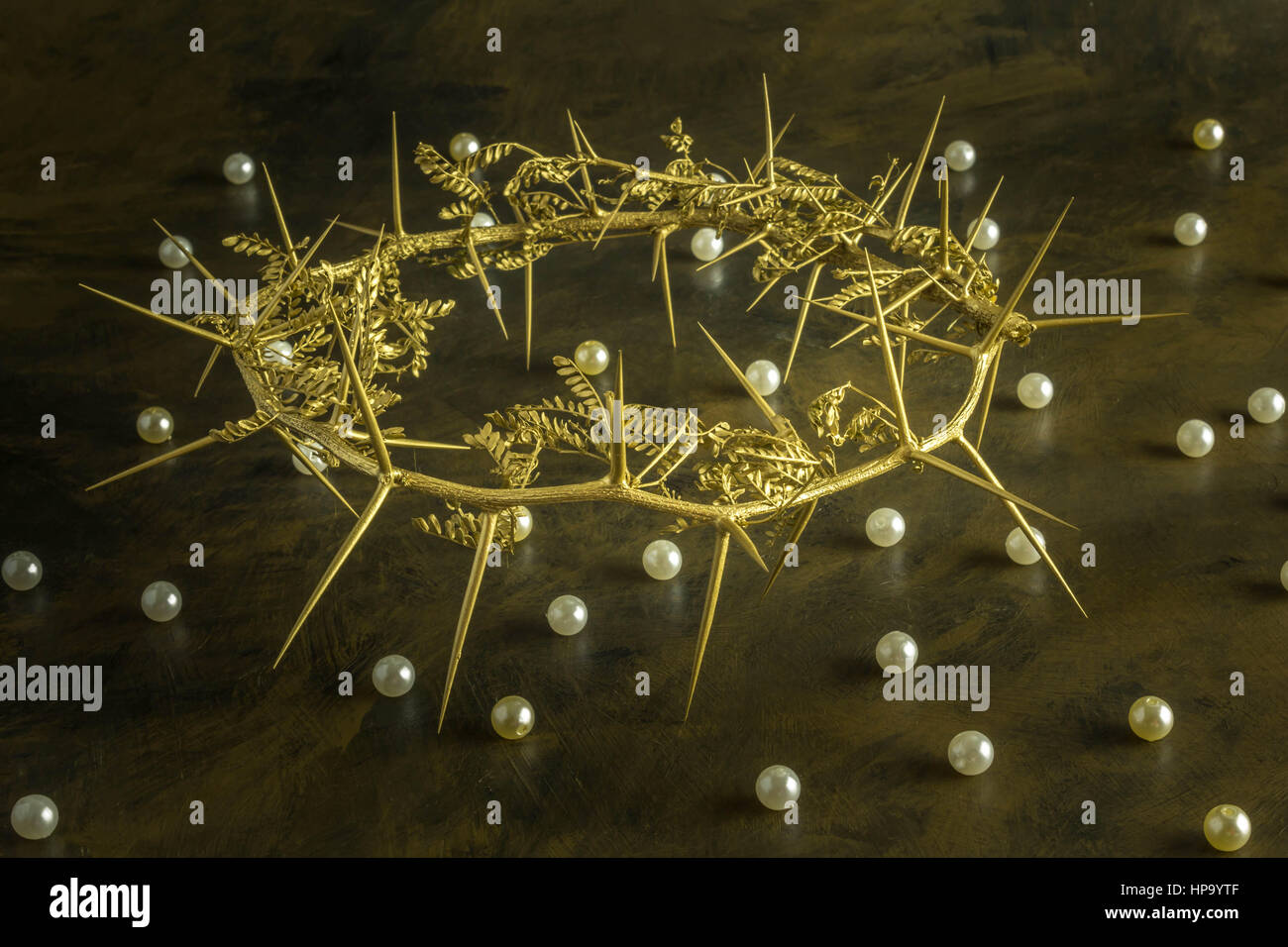 Couronne d'épines d'or sur fond marron vieilli avec perles éparpillées d'un conceptuel - souffrance du roi et la parabole de la perle de grand prix Banque D'Images