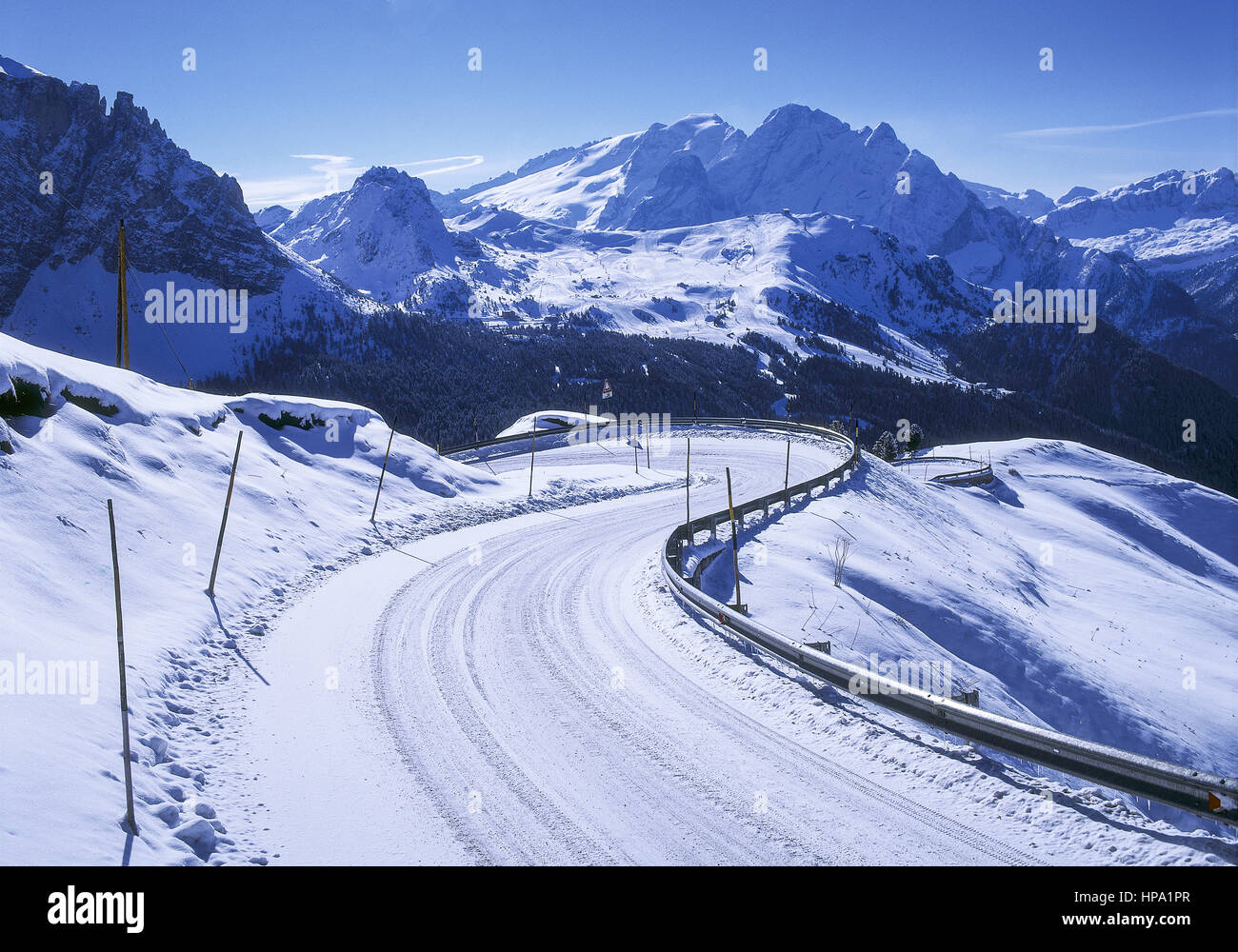 Verschneite passstrasse in den alpen Banque D'Images