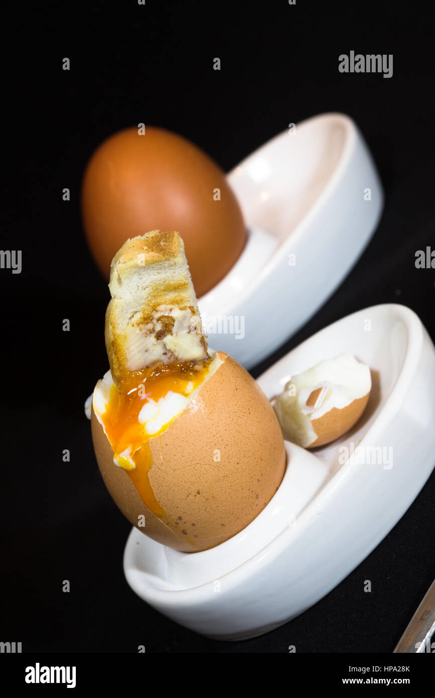 Un gros plan d'oeufs de poules à la coque avec un soldat grillé trempé dans  l'œuf Photo Stock - Alamy