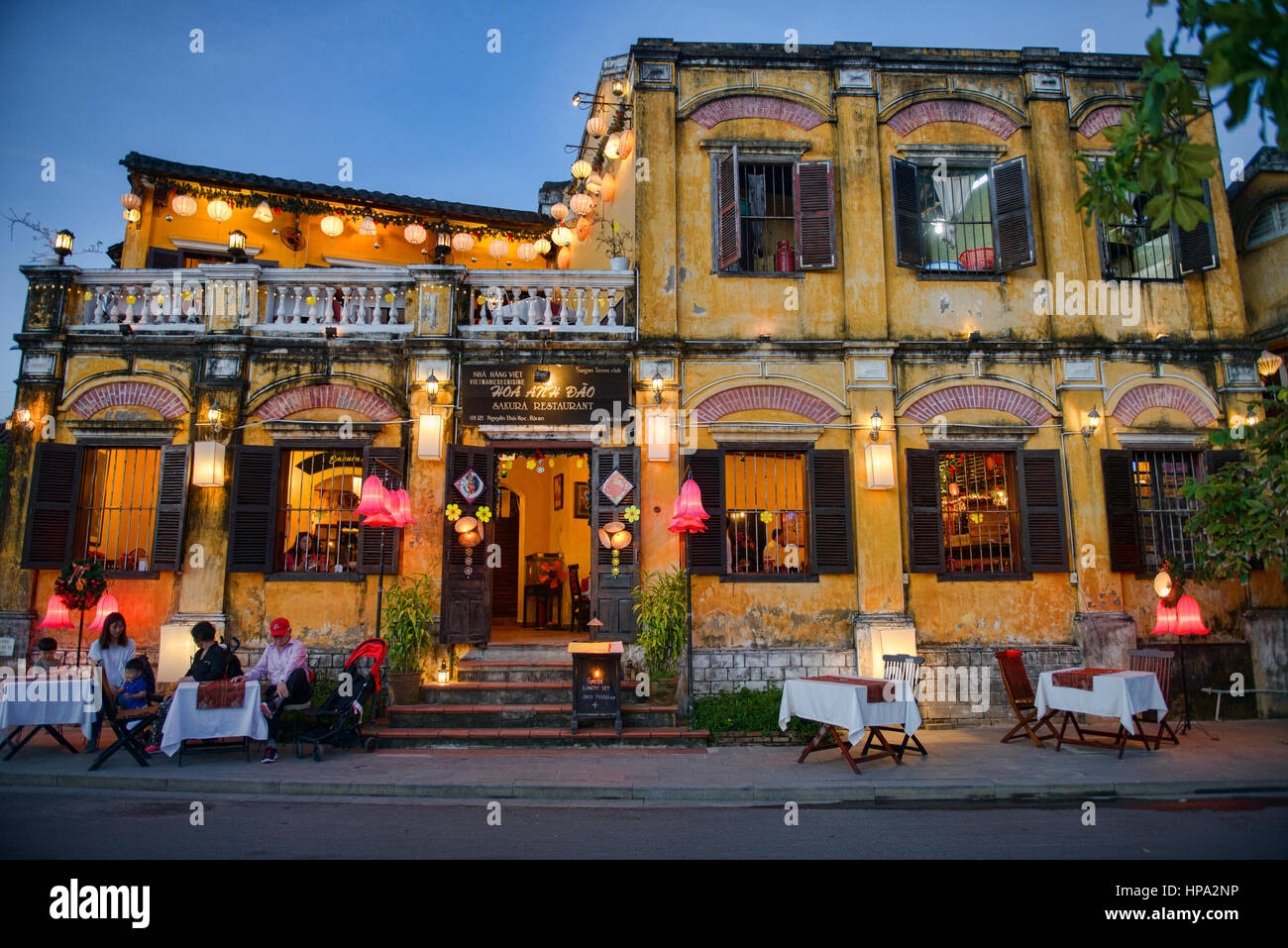 Heure bleue dans le centre historique de la vieille ville de Hoi An, Vietnam Banque D'Images
