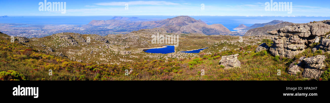 Vue panoramique vers la baie de False à partir de la Table Mountain à Cape Town, Afrique du Sud Banque D'Images