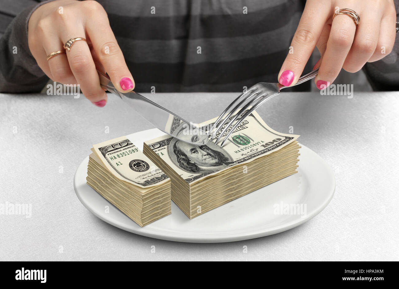 Couper les mains sur la plaque d'argent, réduire les fonds concept Banque D'Images