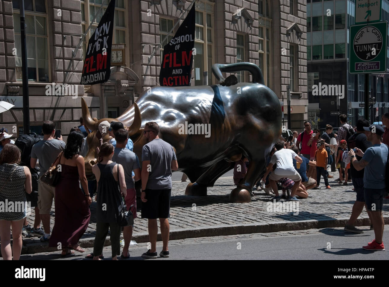 Foule de touristes autour de la Manhattan Broadway Bull charge foule foule des hordes de gens touristes visiteurs foule immense ronde mâle surdimensionnée masc Banque D'Images