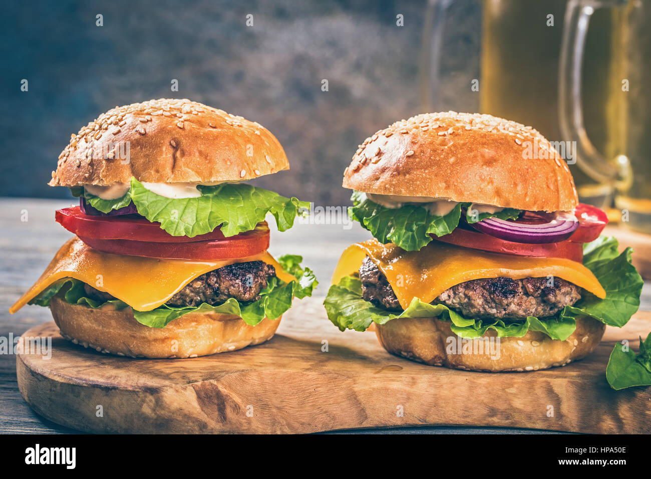 Deux hamburgers à bord Banque D'Images