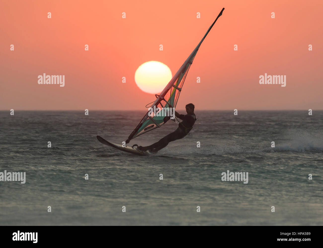 Planche à voile au coucher du soleil. Tarifa, Costa de la Luz, Cadix, Andalousie, espagne. Banque D'Images