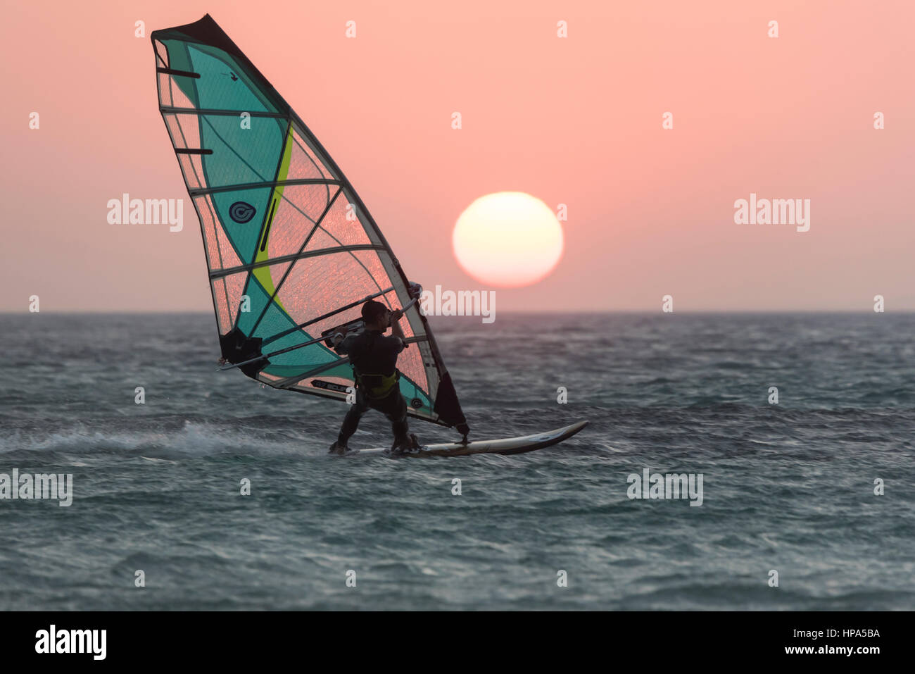Planche à voile au coucher du soleil. Tarifa, Costa de la Luz, Cadix, Andalousie, espagne. Banque D'Images