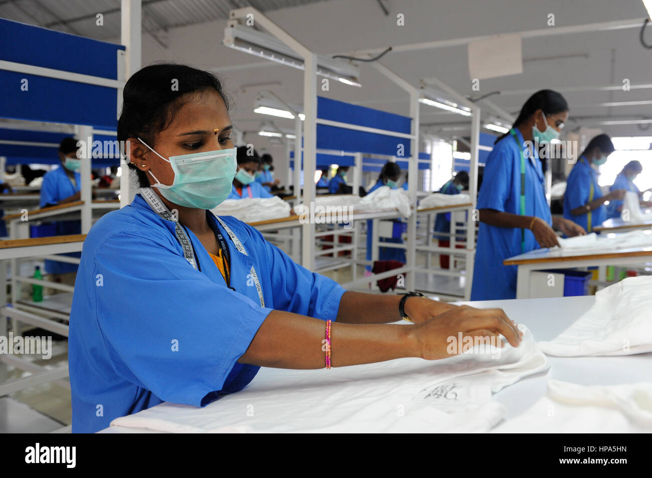 L'INDE Kolkata , commerce équitable , les unités textiles Vêtements assise une produit des vêtements pour l'exportation / indien du Tamil Nadu, Chennai, fairtrade , oekologischen Textilbetriebe und Herstellung von gehandelten juste Textilien bei assise Vêtements fuer den Export Banque D'Images