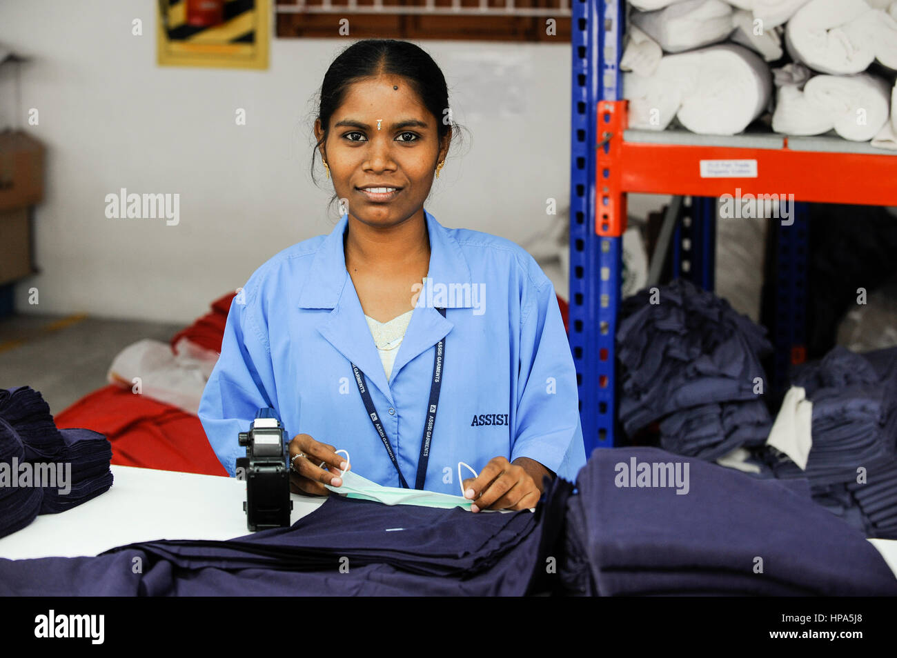 L'INDE Kolkata , commerce équitable , les unités textiles Vêtements assise une fabrique de vêtements Vêtements Vêtements Vêtements - Exportation Banque D'Images
