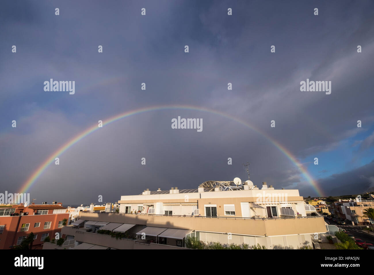 Arc-en-ciel sur les immeubles à appartements à Playa San Juan, Tenerife, Canaries, Espagne Banque D'Images