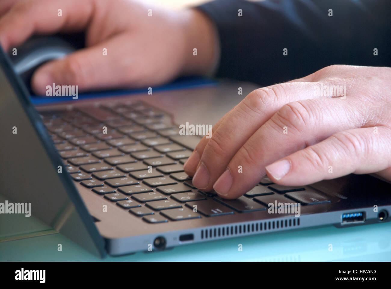 Businessman vue rapprochée des mains du clavier de l'ordinateur portable Banque D'Images