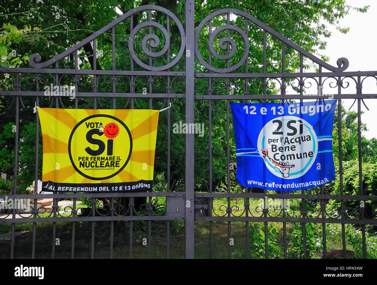 8 juin 2011, Padoue, Italie. Des banderoles contre les centrales nucléaires et la privatisation de l'eau publique. Banque D'Images