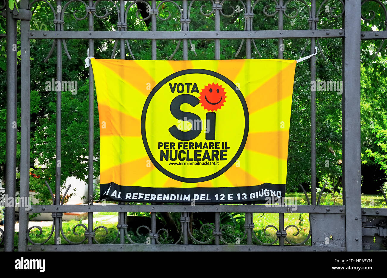8 juin 2011, Padoue, Italie. Des banderoles contre les centrales nucléaires et la privatisation de l'eau publique. Banque D'Images