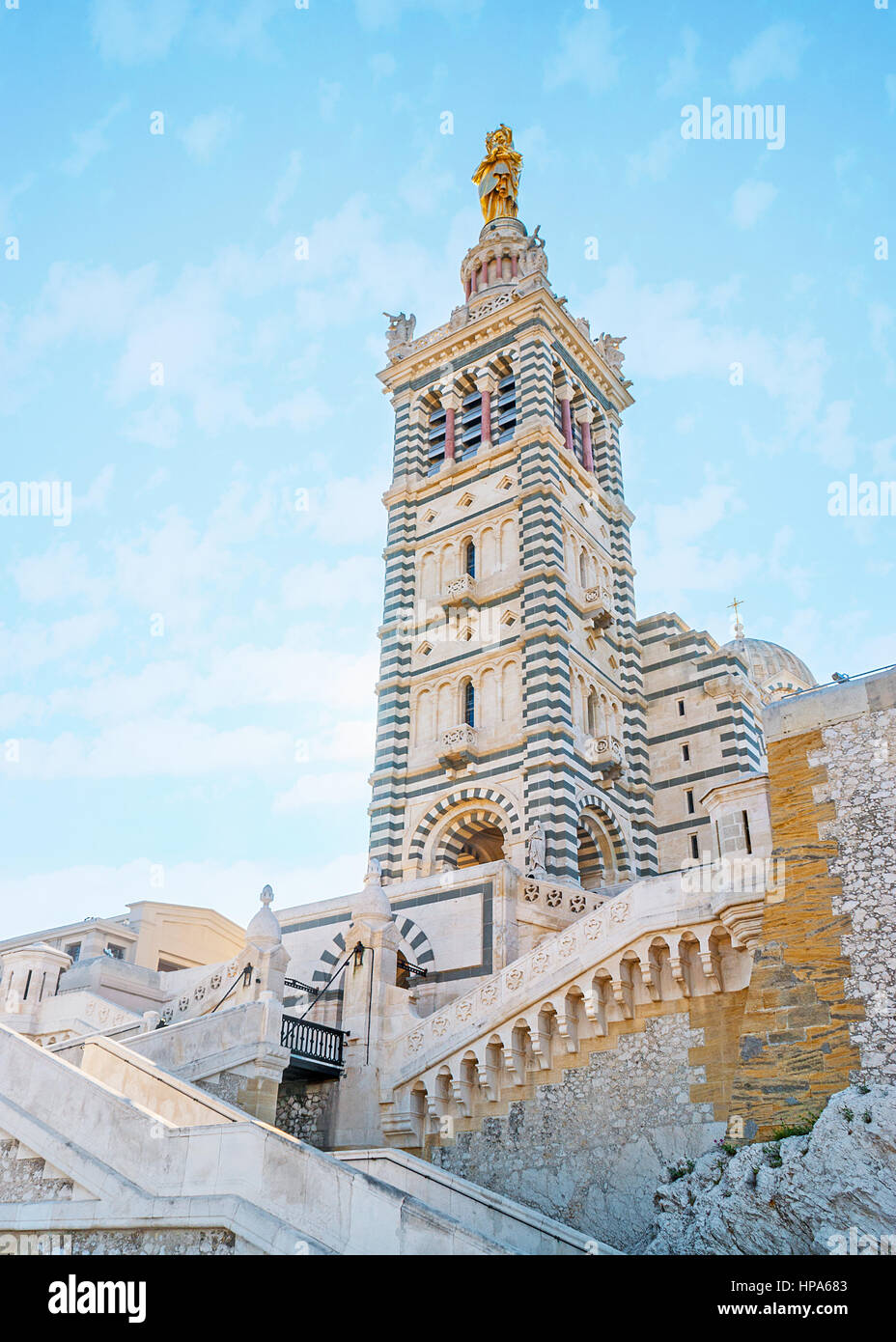 La pittoresque basilique néo-byzantin de Notre-Dame de la garde est surmontée de la statue dorée de la Vierge Marie avec l'enfant et entouré de ruines de Banque D'Images