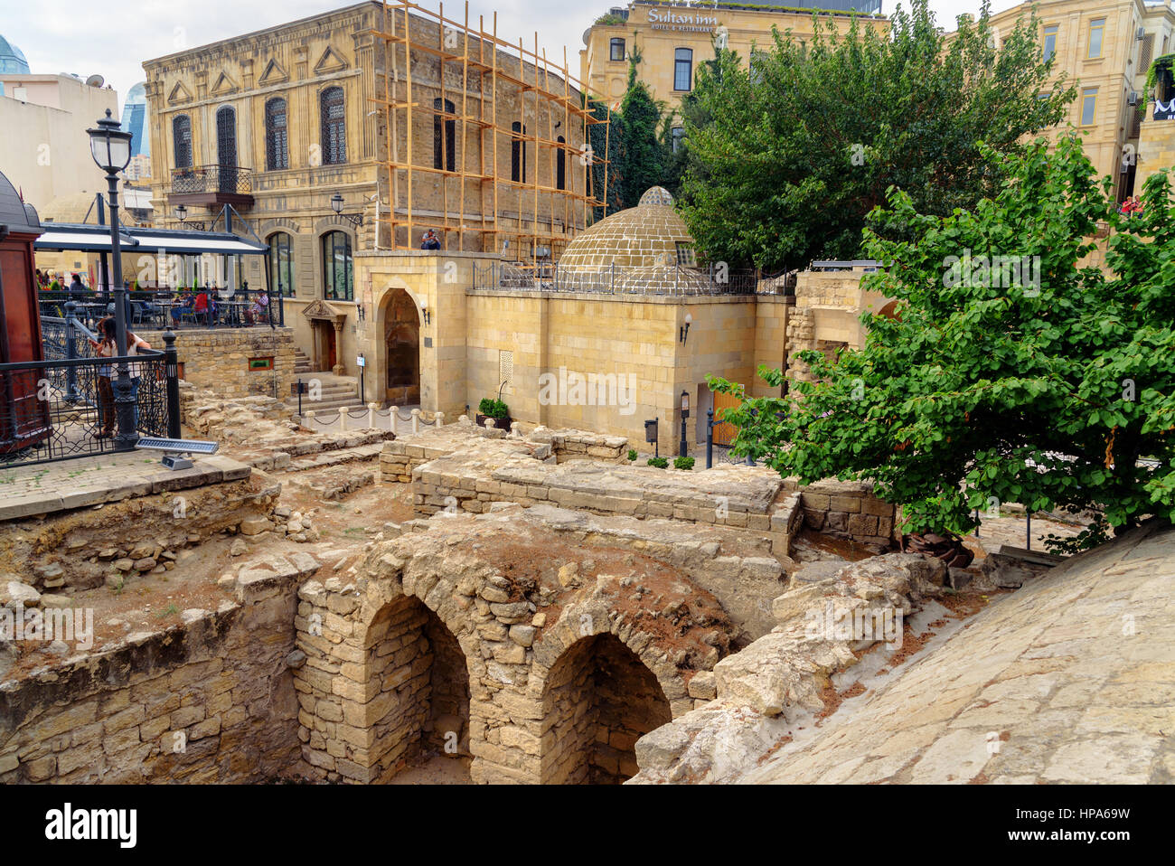Baku, Azerbaïdjan - 10 septembre 2016 : Vestiges de l'église de St Batholomew en vieille ville, Icheri Sheher est le coeur historique de Bakou. Patrimoine mondial Banque D'Images