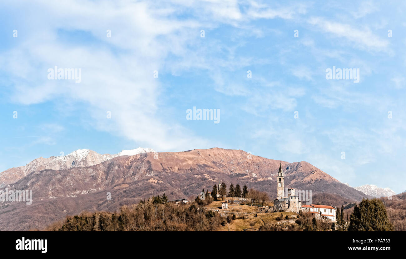 Paysage de montagne avec un château et du beffroi. Artegna Friuli Italie Banque D'Images