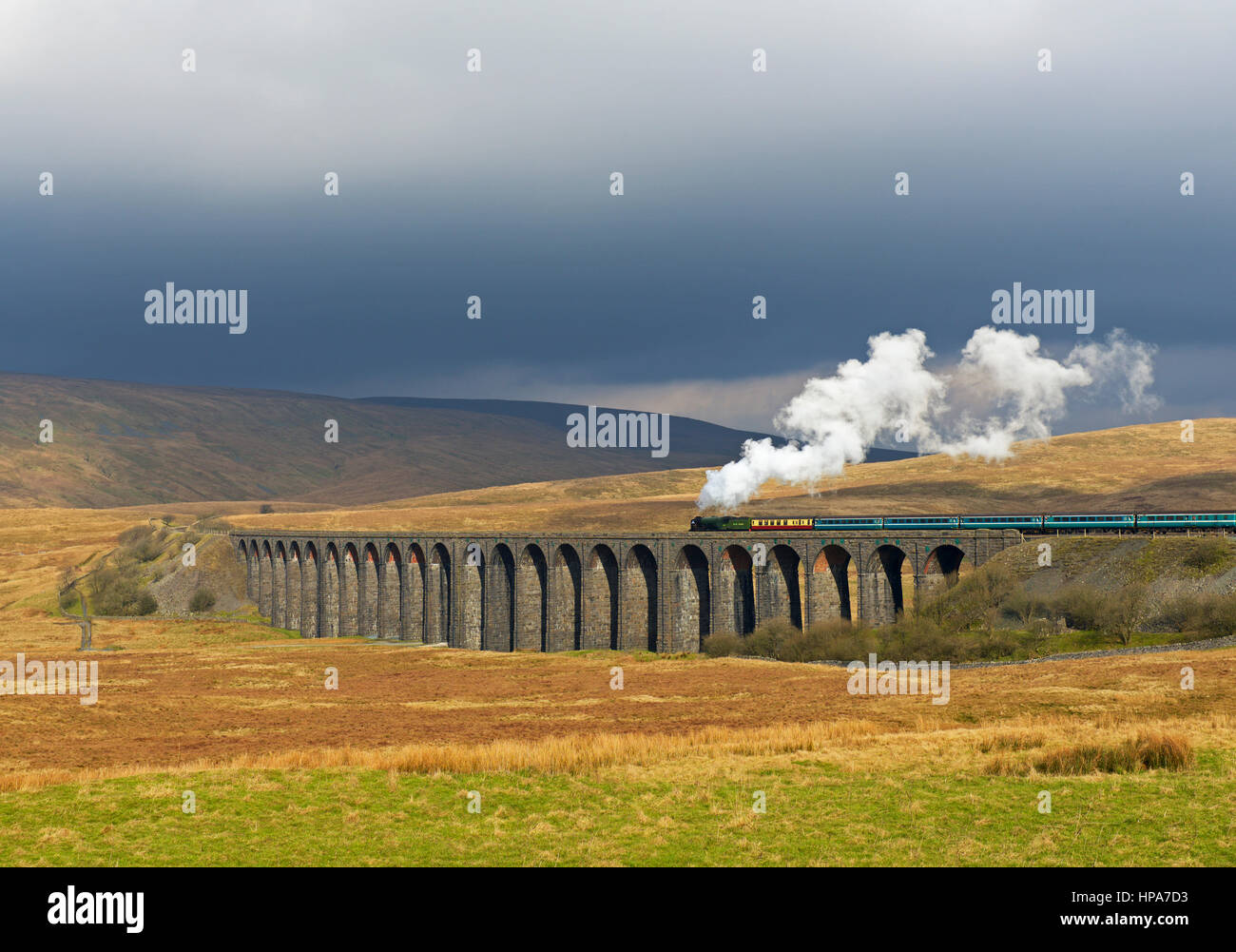 Loco vapeur Tornado crossing Ribblehead Viaduc, Yorkshire Dales National Park, North Yorkshire, England UK Banque D'Images