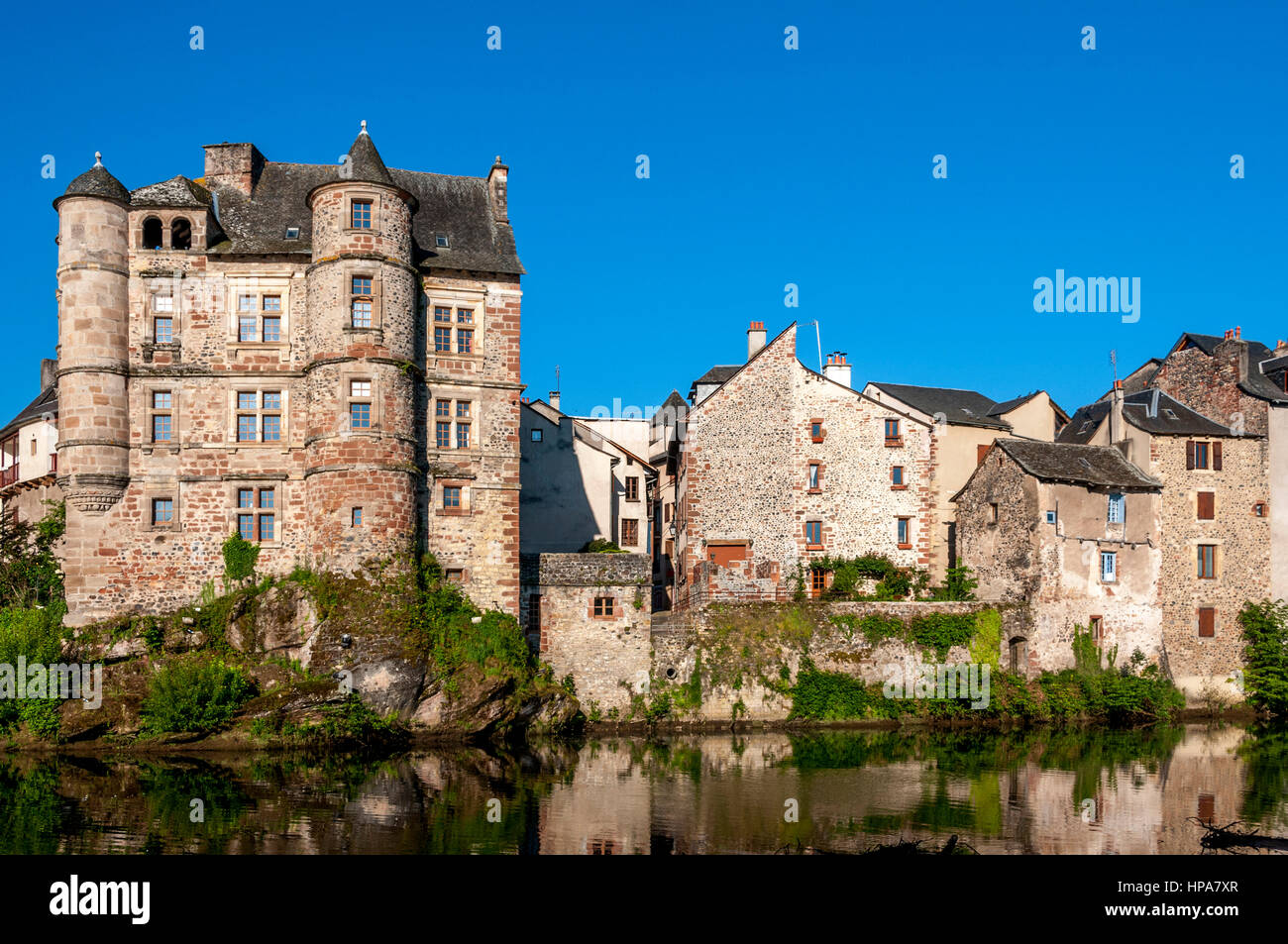 Le vieux palais d'Espalion, sur la rivière Lot, Aveyron, France, Europe Banque D'Images