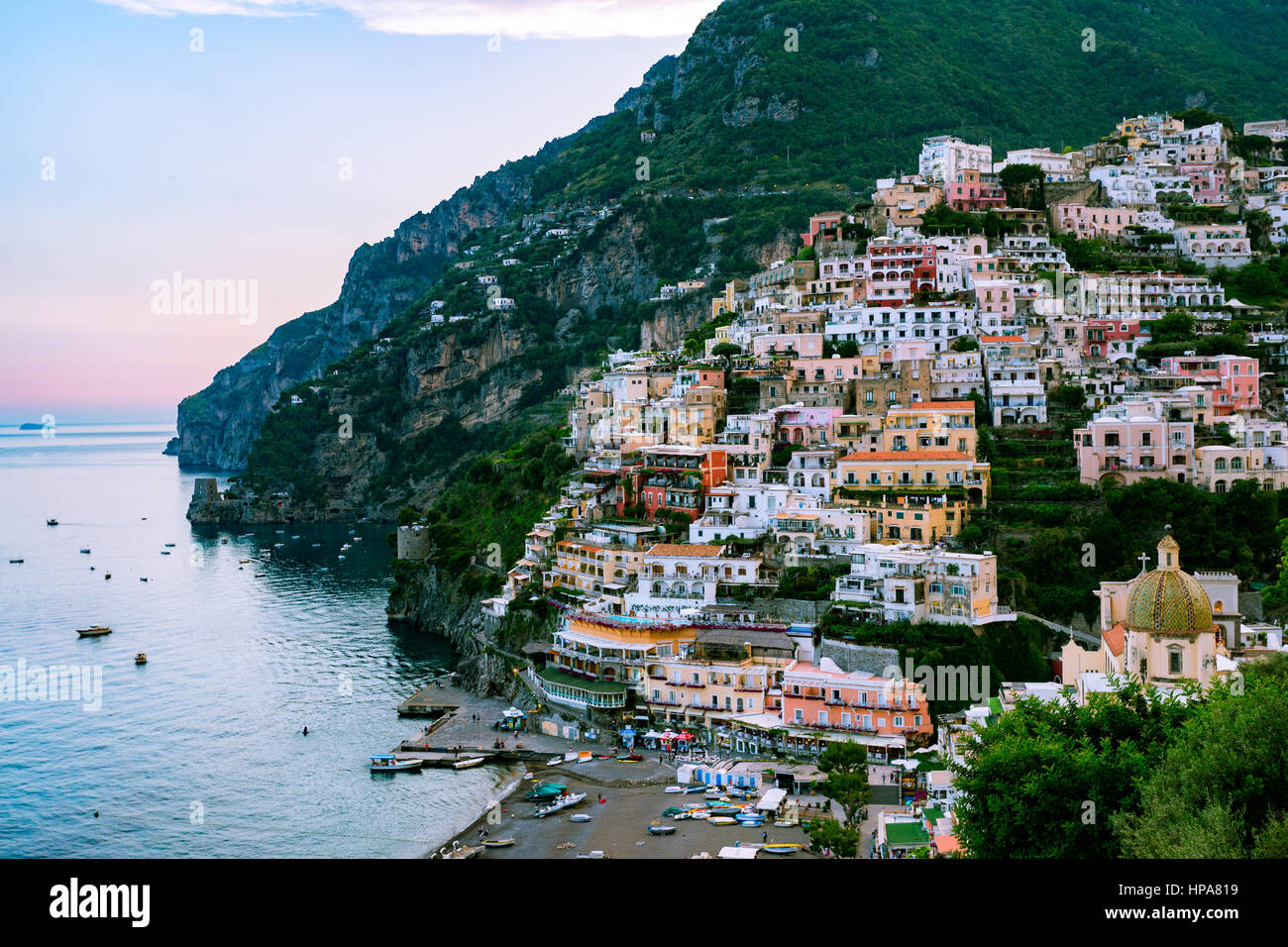 Positano, Côte Amalfitaine, Campanie, Sorrente, Italie. Vue de la ville et de la mer dans un coucher de soleil d'été Banque D'Images