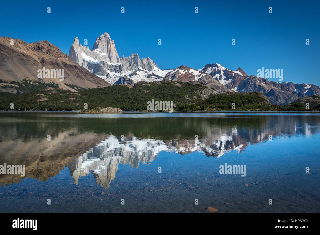 Reflecion du Mont Fitz Roy sur la lagune Capri, El Chaltén, Argentine Banque D'Images