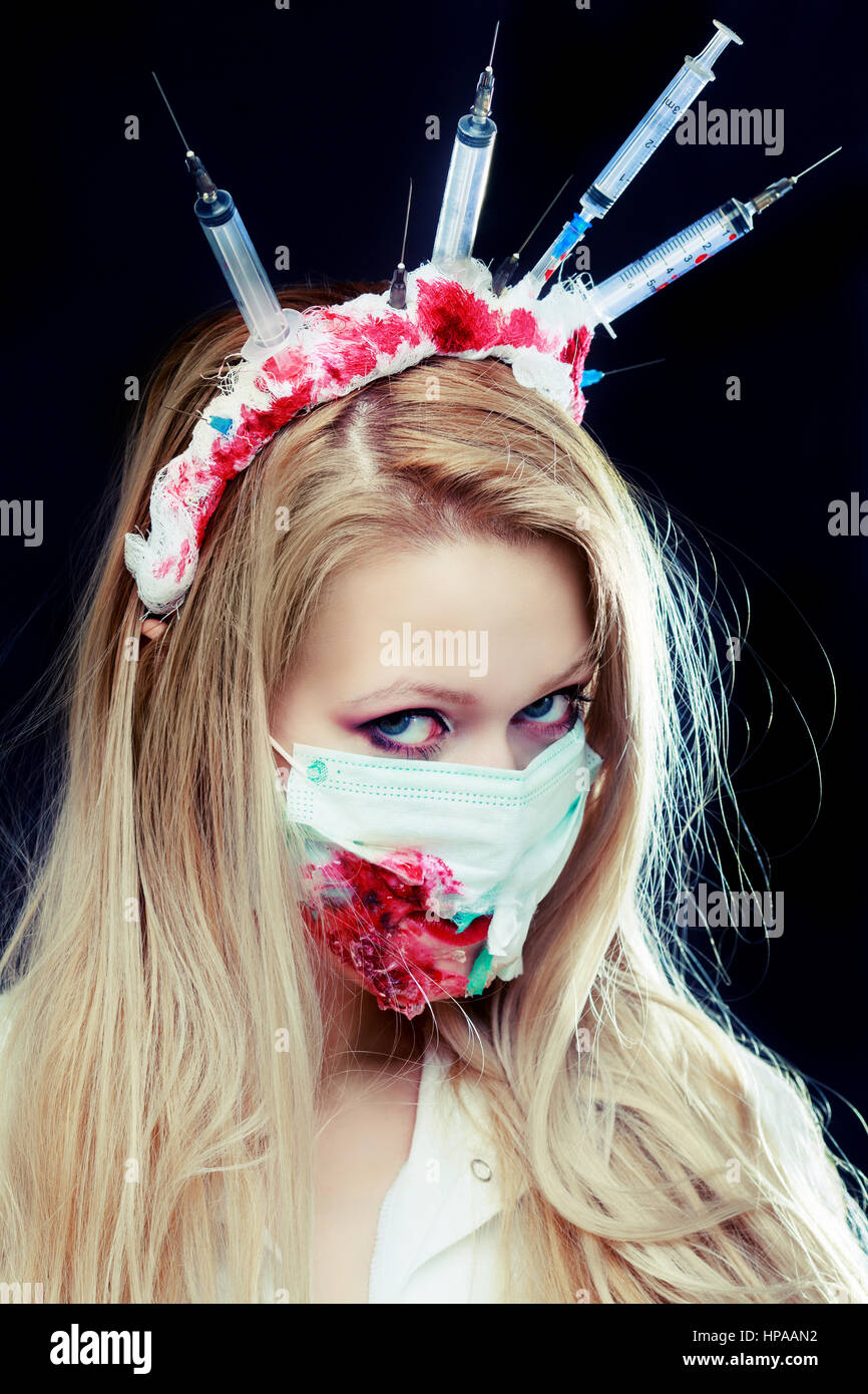 Costume Halloween d'une infirmière folle avec couronne faite de seringues  et d'une seringue dans la main Photo Stock - Alamy