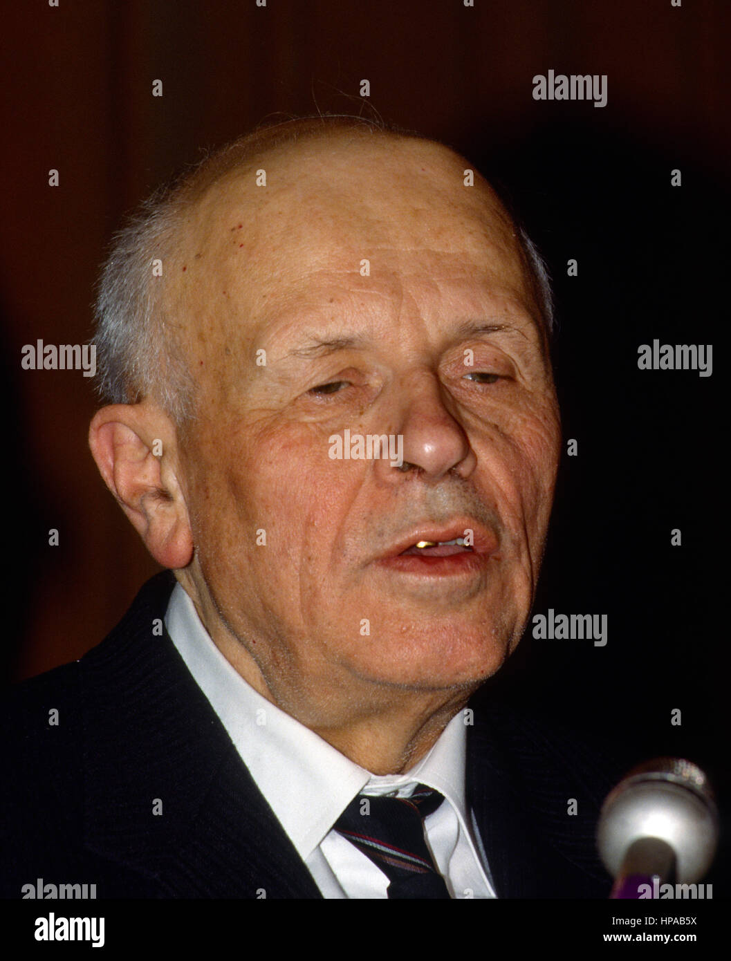 Docteur Andrei Sakharov Prix Nobel de la paix et le concepteur du programme d'armement soviétique syndicats thermonucleaar s'exprimant lors de l'éthique et la politique publique dîner Centre à Washington DC, 16e Novembre 1988, Photo par Mark Reinstein Banque D'Images