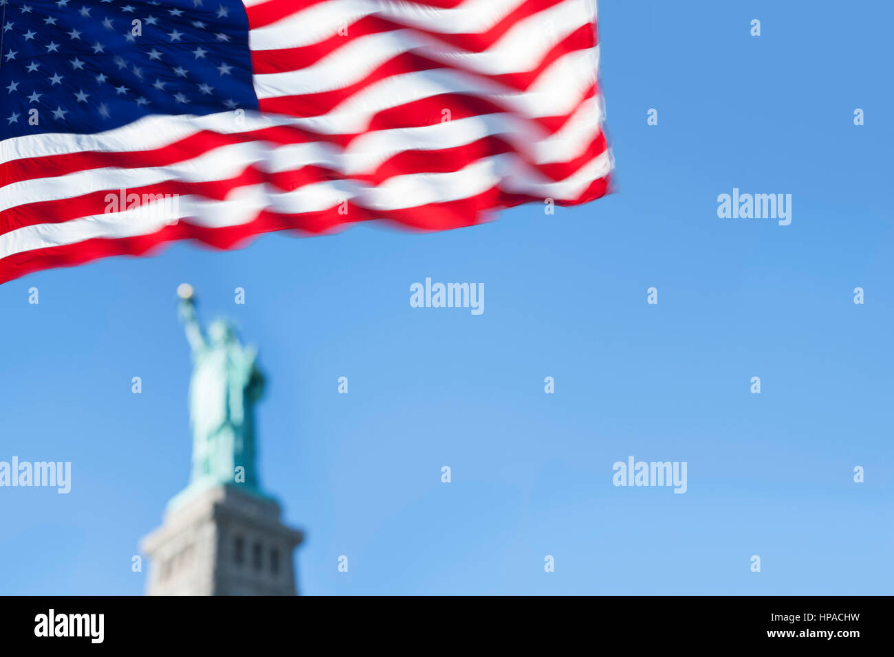 La Statue de la liberté et de l'US flag, New York City, New York. USA Banque D'Images