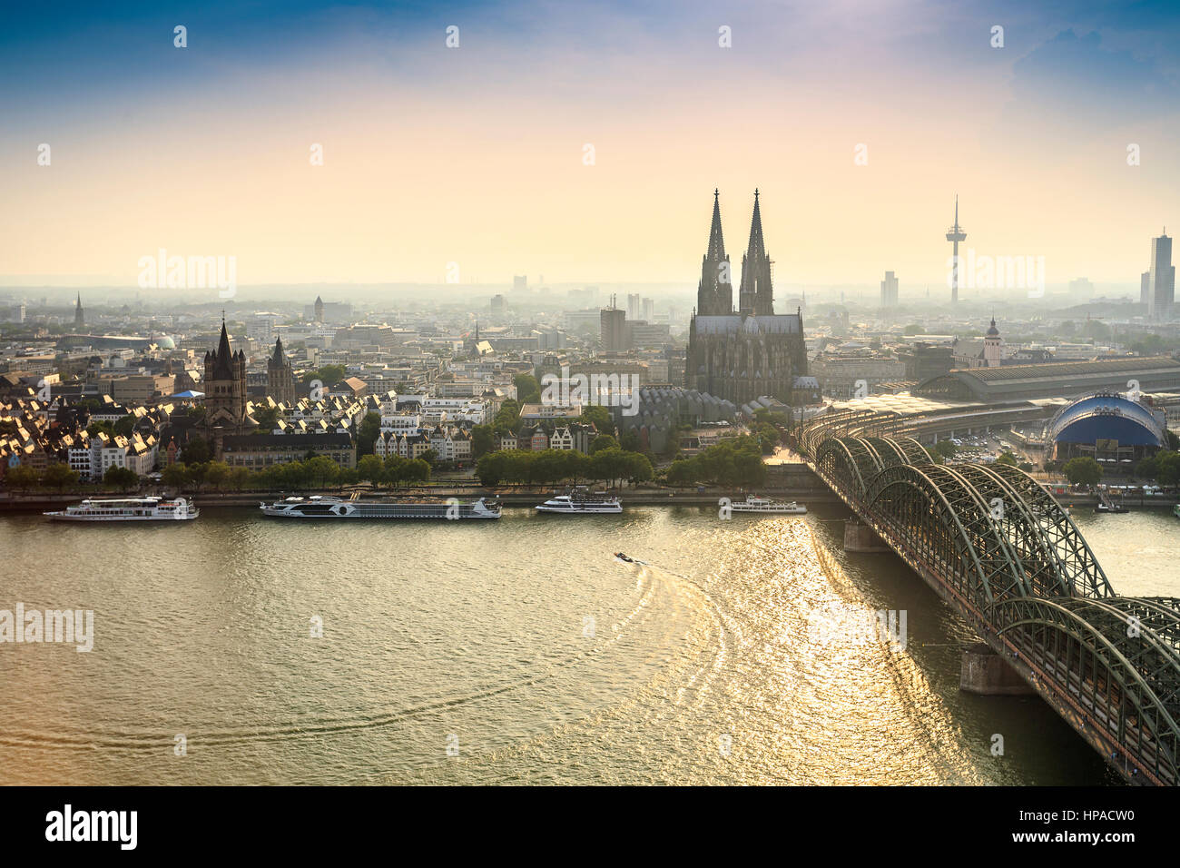 Vue urbaine avec cathédrale et pont en acier, Cologne, Allemagne Banque D'Images