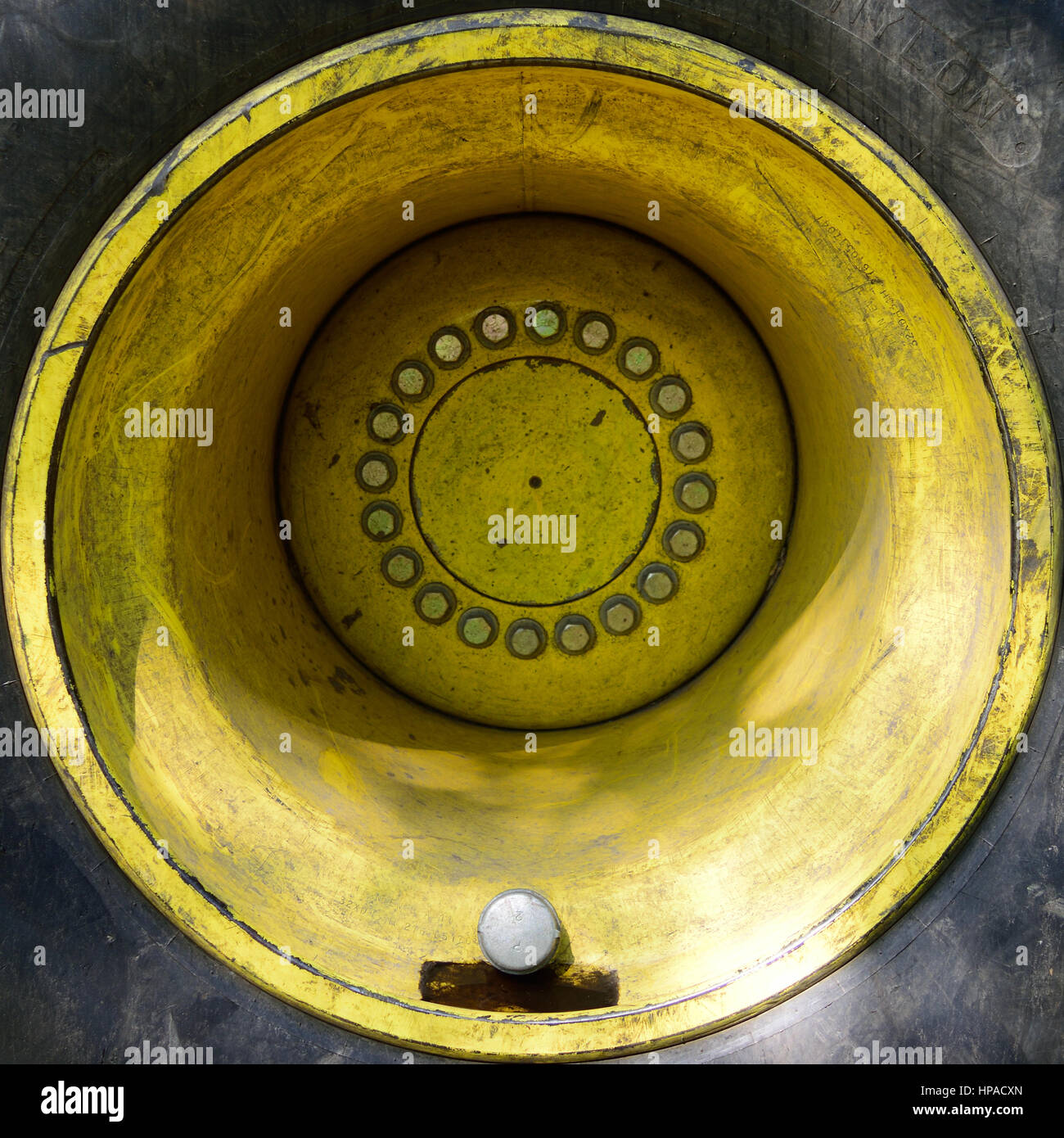 Pneu et jante jaune débardeur Banque D'Images