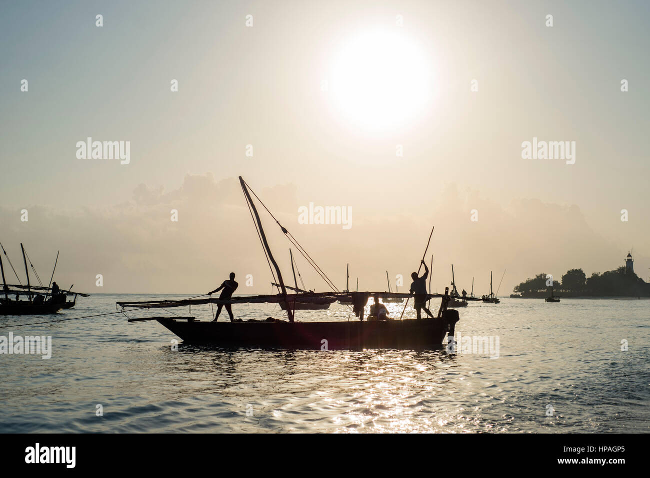 Les pêcheurs amarrer le bateau près du marché aux poissons dans le village de Nungwi, Zanzibar. La pêche est l'activité principale de la population locale sur l'île. Ils prennent différents types de poissons, en particulier le thazard, le thon, le marlin, Ray. Il y a quelques endroits où les pêcheurs pour la plupart des prises d'anchois, localement appelés Dagaa. En plus d'utiliser le poisson pour restaurants et hôtels locaux il peut être également vendu à la terre ferme. Banque D'Images