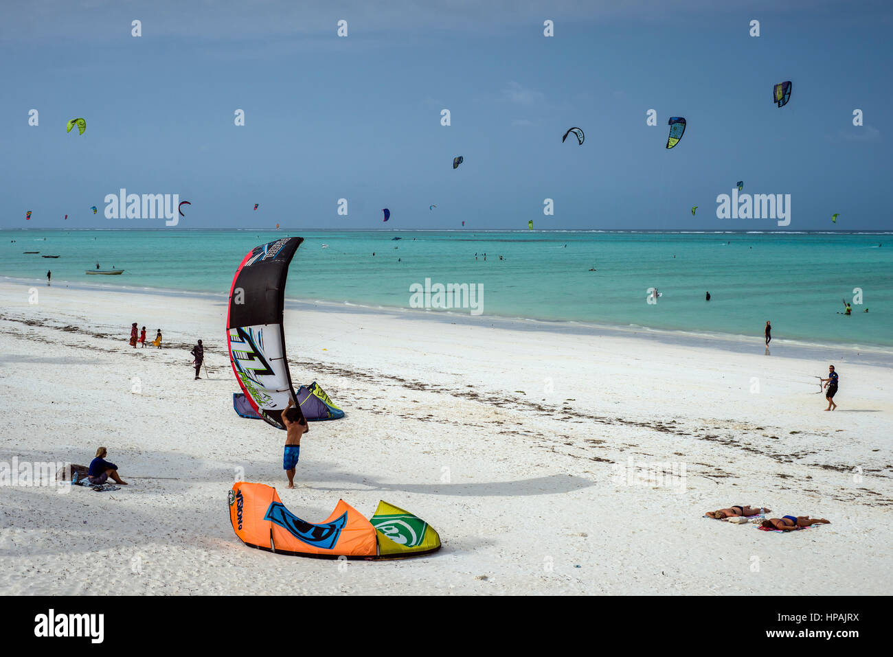 Le kitesurf sur la plage de Paje, Zanzibar, Tanzanie. La PAJE est un lieu  exposé au vent pour de bon le kite et en même temps, c'est sécuritaire pour  les débutants la