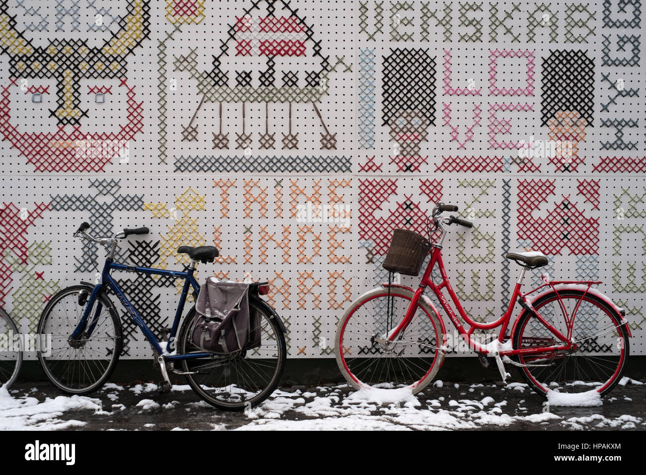 Vélos couvert de neige par accaparement art en Enghave Plads, Copenhague, Danemark Banque D'Images