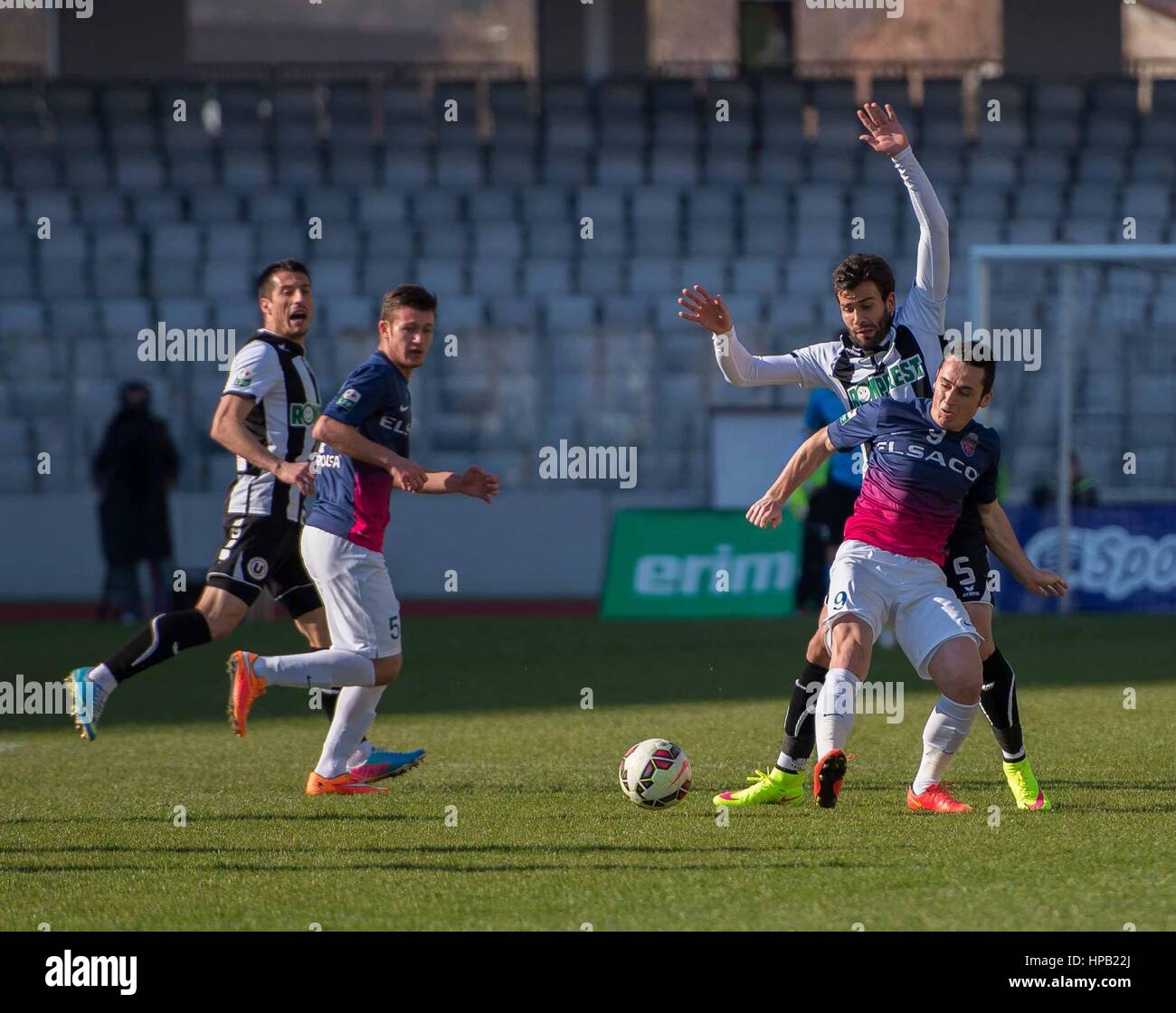 17 mars 2015 : Daniel Martins # 5 U de Cluj-Napoca et Petre Ivanovici # 9 du FC Botosani en action pendant la Ligue Roumanie I jeu entre FC Universitatea Cluj ROU et FC Botosani ROU à Cluj Arena Stadium, Roumanie ROU. Photo : Cronos/Sergiu Poputa Banque D'Images