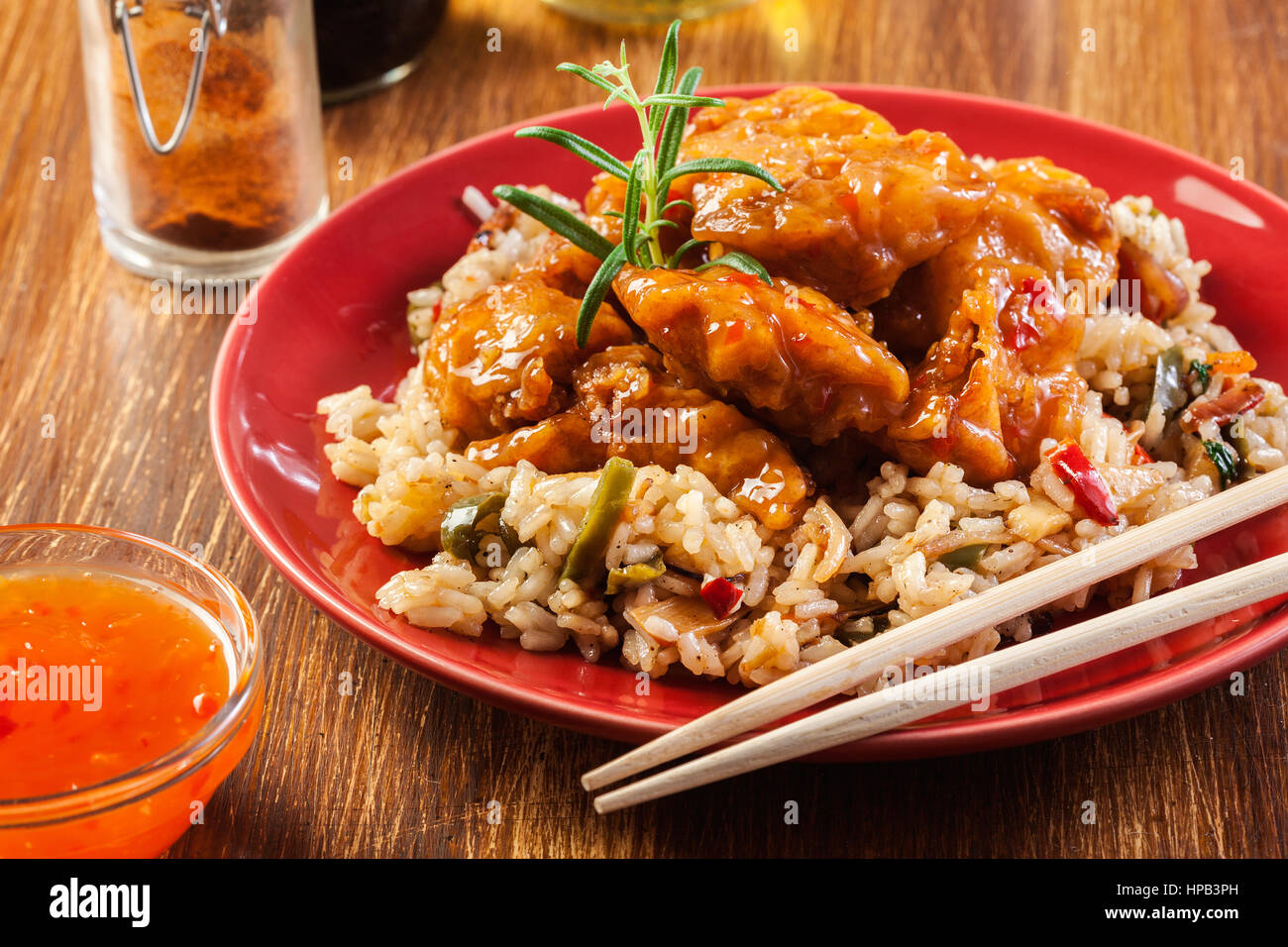 Morceaux de poulet frit avec du riz et une sauce aigre-douce Banque D'Images