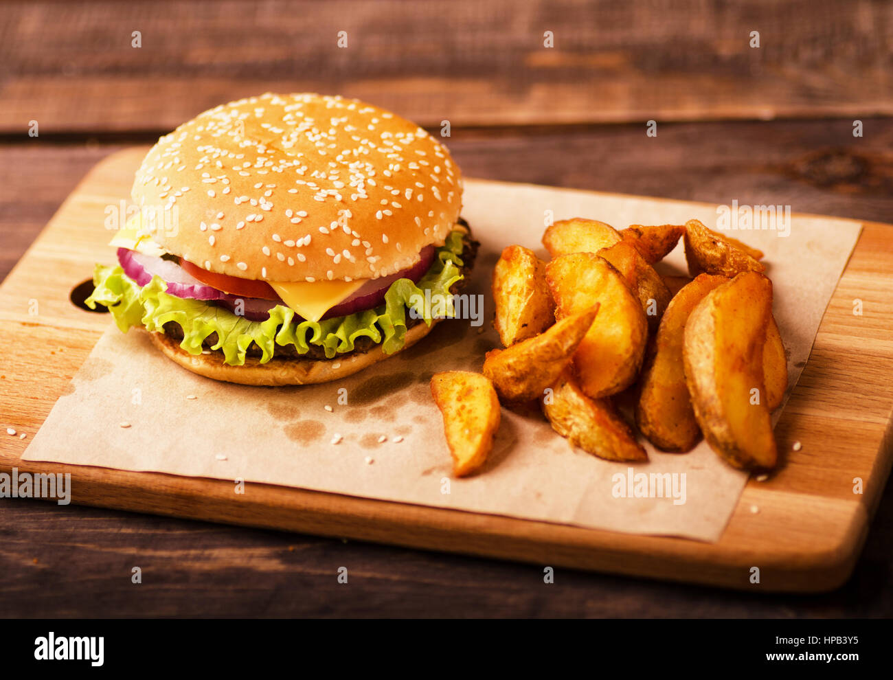 Big burger de boeuf, tomates, fromage et salade et frites Banque D'Images