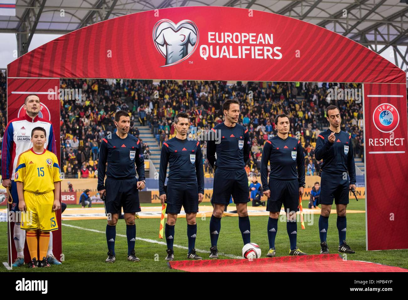 29 mars 2015 : la brigade de l'arbitre au début de la 15e ronde de qualification du Championnat d'Europe UEFA match entre l'Équipe nationale de football de la Roumanie (ROU) et l'Équipe nationale de football des îles Féroé (BOF) à 'Ilie Oana' Stadium, Ploiesti à Ploiesti, Roumanie ROU. Photo : Cronos/Catalin Soare Banque D'Images