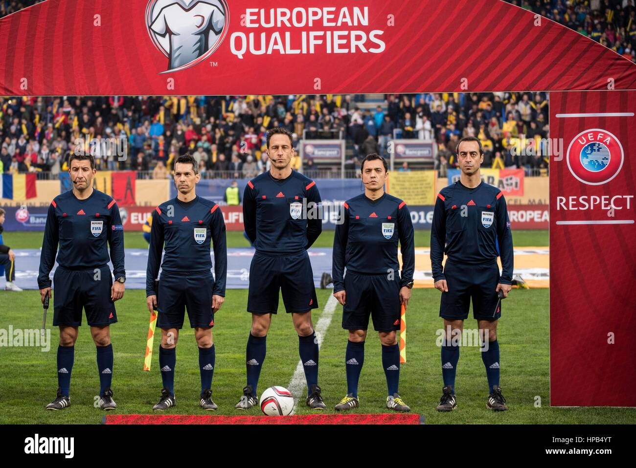 29 mars 2015 : la brigade de l'arbitre au début de la 15e ronde de qualification du Championnat d'Europe UEFA match entre l'Équipe nationale de football de la Roumanie (ROU) et l'Équipe nationale de football des îles Féroé (BOF) à 'Ilie Oana' Stadium, Ploiesti à Ploiesti, Roumanie ROU. Photo : Cronos/Catalin Soare Banque D'Images