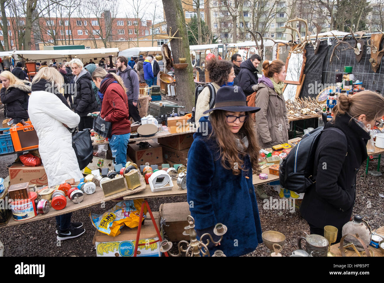 Les visiteurs parcourant les marchandises au marché du dimanche à Mauer, dans le quartier de Prenzlauer Berg à Berlin, Allemagne Banque D'Images