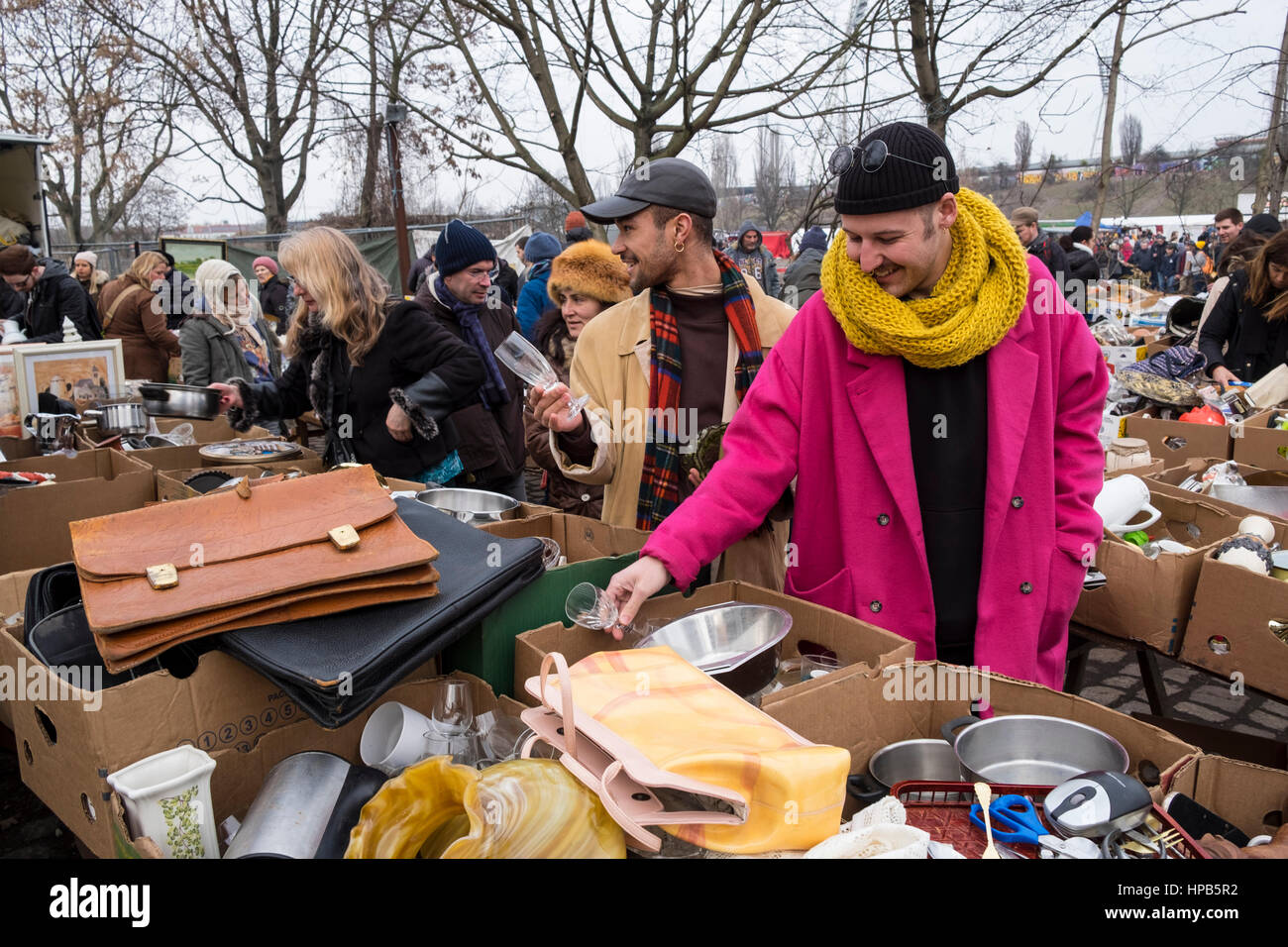 Les visiteurs parcourant les marchandises au marché du dimanche à Mauer, dans le quartier de Prenzlauer Berg à Berlin, Allemagne Banque D'Images