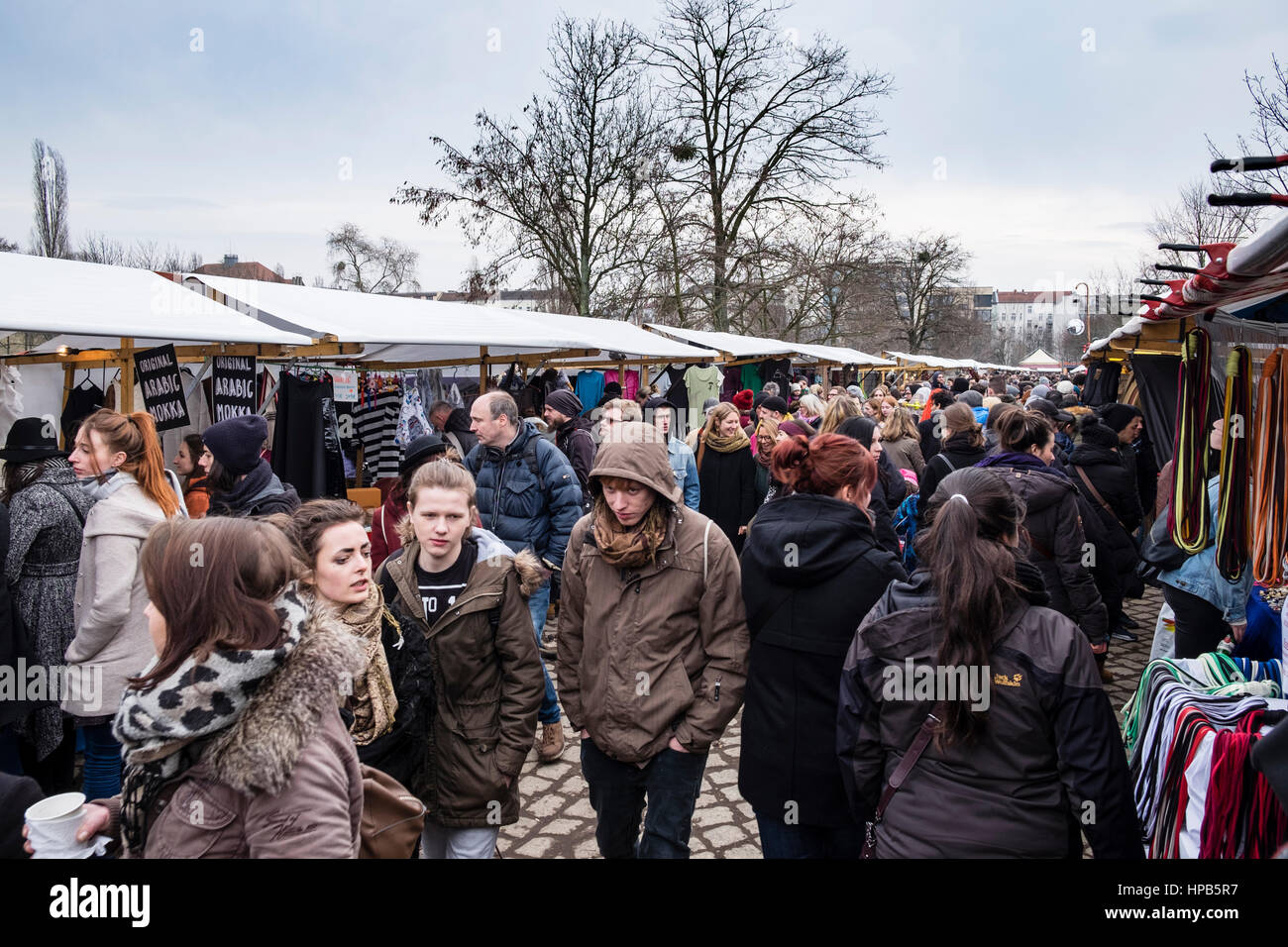 Les visiteurs parcourant les marchandises au marché du dimanche à Mauer, dans le quartier de Prenzlauer Berg à Berlin, Allemagne Banque D'Images