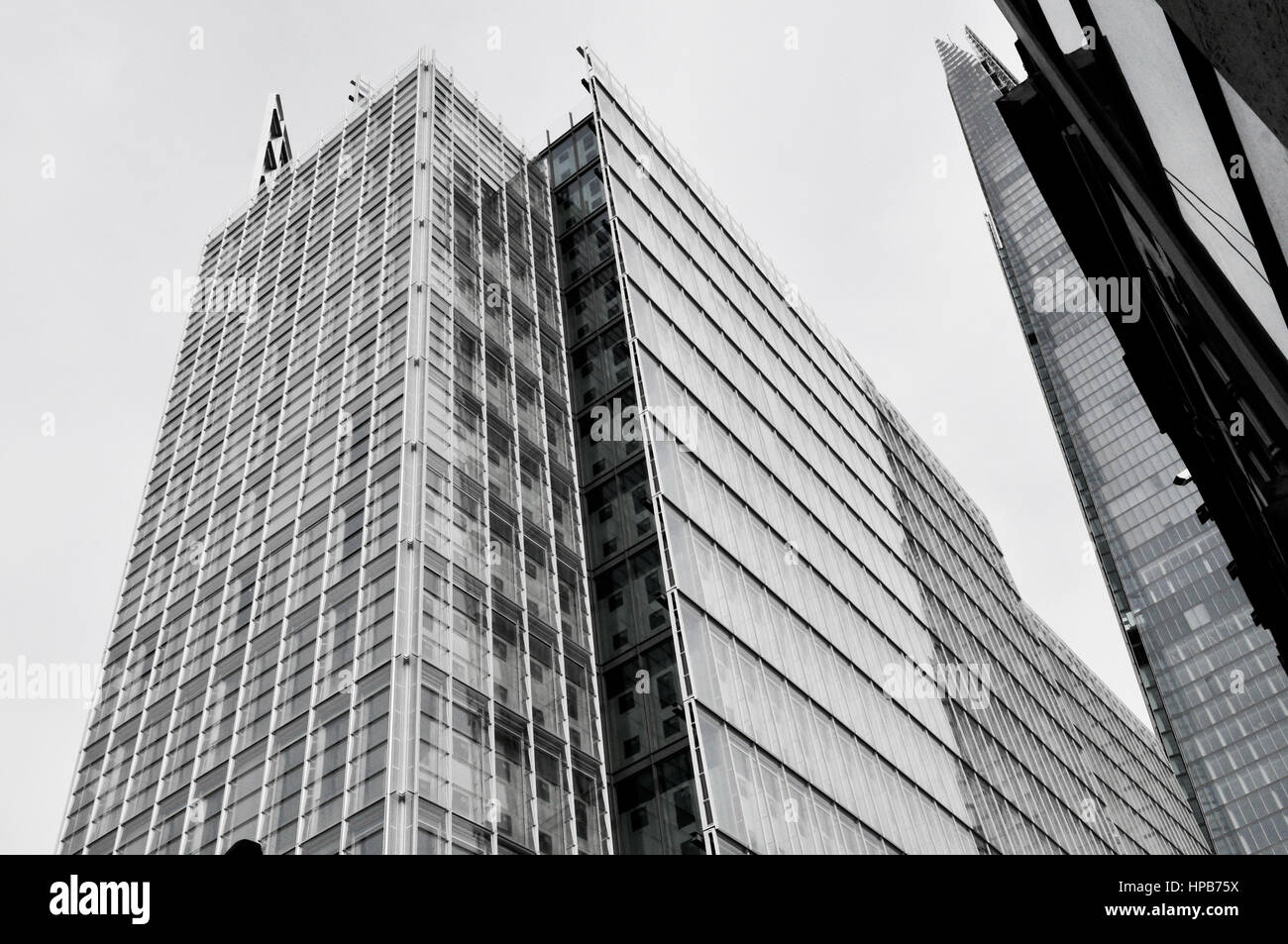 Immeuble de bureaux de grande hauteur vue de bas en haut à partir du sol Banque D'Images