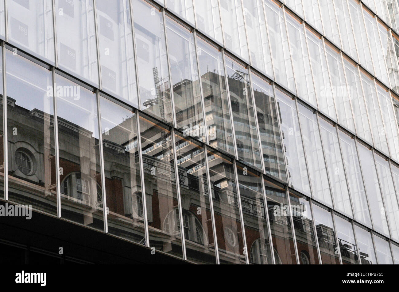 Immeuble de bureaux de grande hauteur vue de bas en haut à partir du sol Banque D'Images