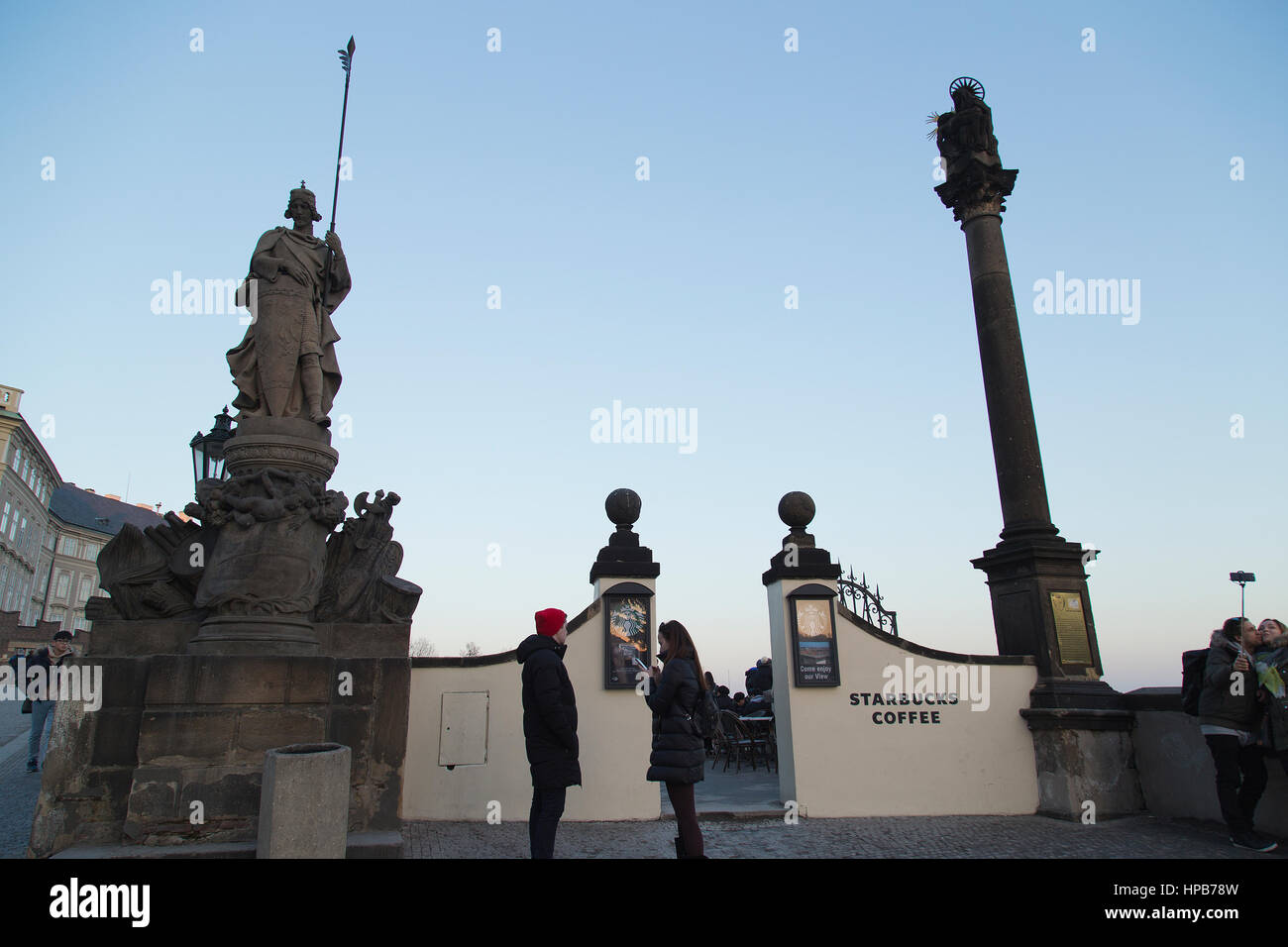 Starbucks au Château de Prague à Prague en hiver en République Tchèque Banque D'Images