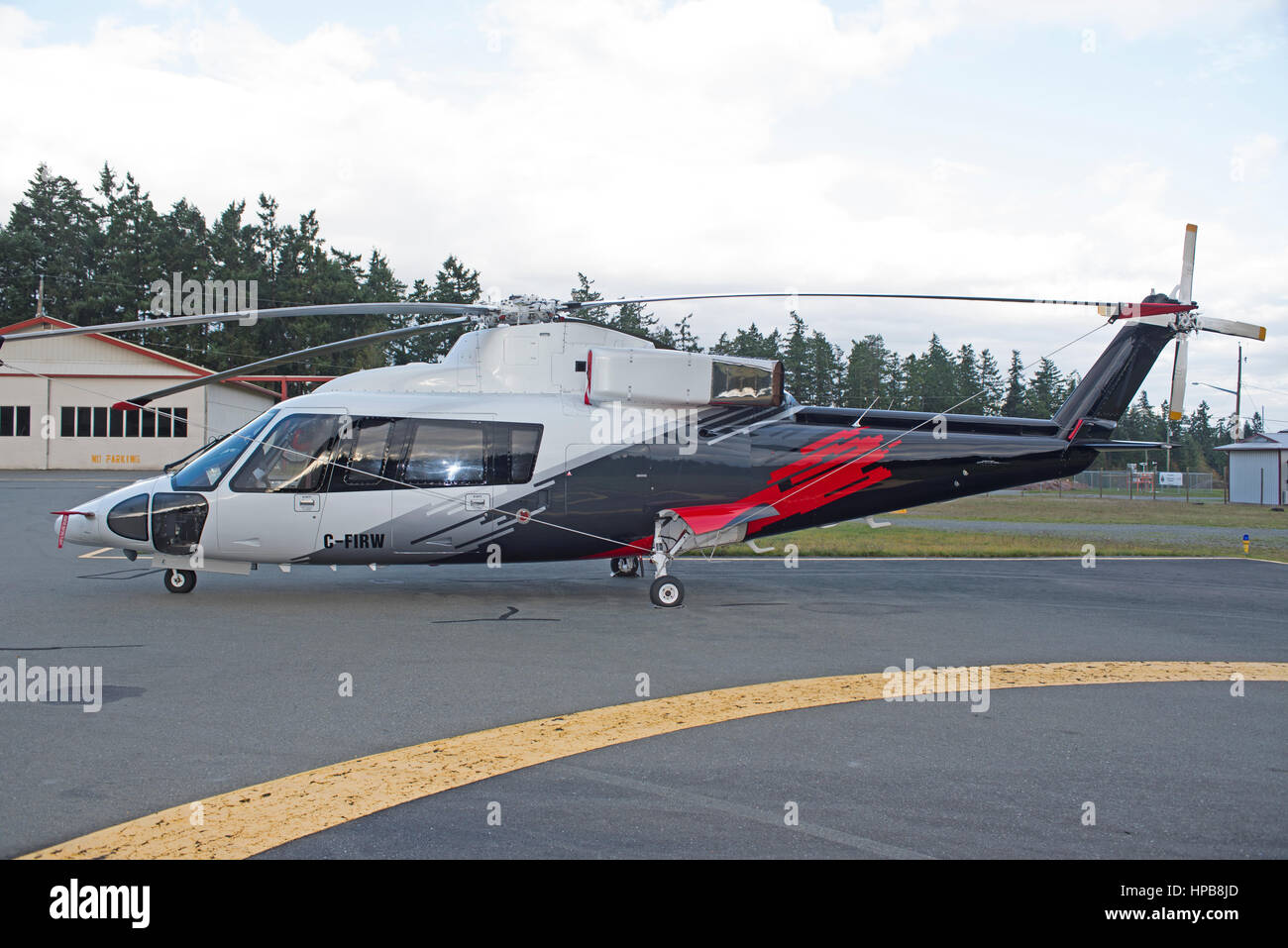 Sikorsky S-76B est arrivé à l'aérodrome de Qualicum sur l'île de Vancouver de l'aéroport de Vancouver en Colombie-Britannique, Canada. Banque D'Images