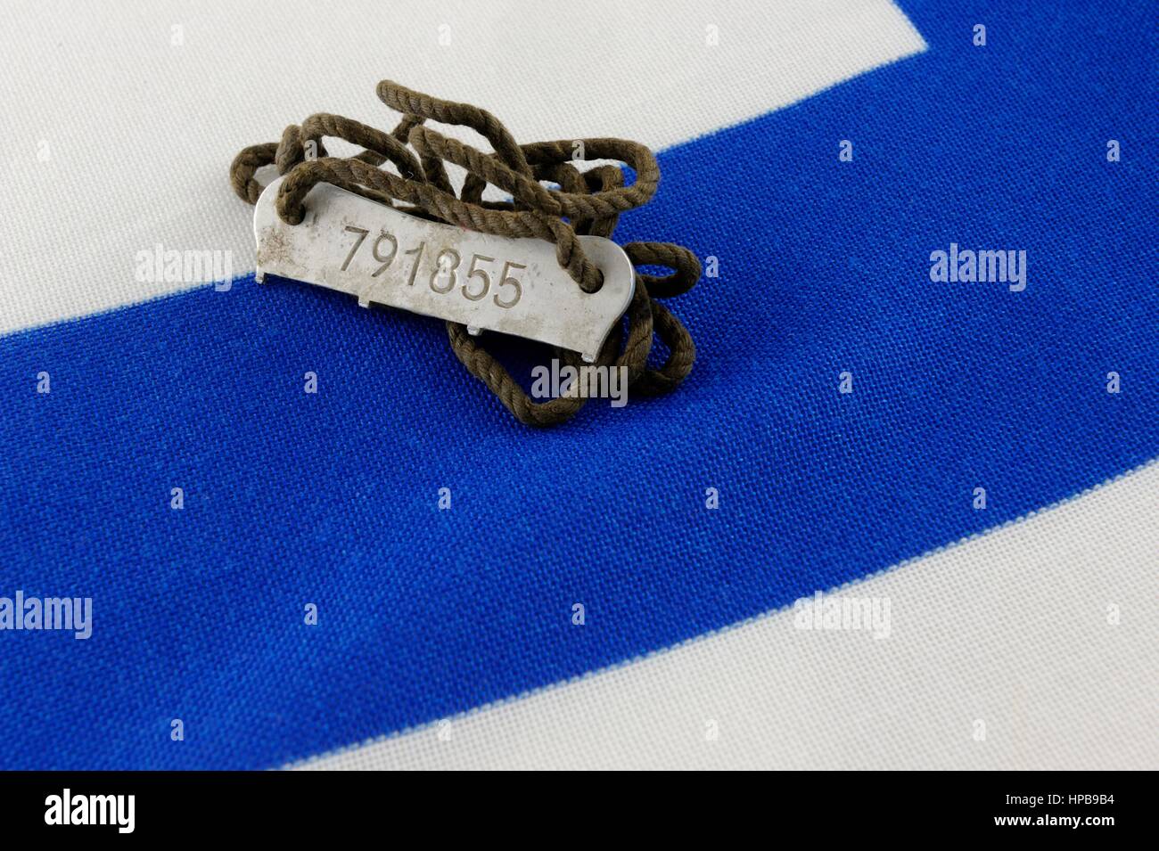 L'étiquette d'identification finlandais porté autour du cou par le personnel militaire. L'étiquette d'identification a été une forme de balise simple qui peut être brisé en deux Banque D'Images