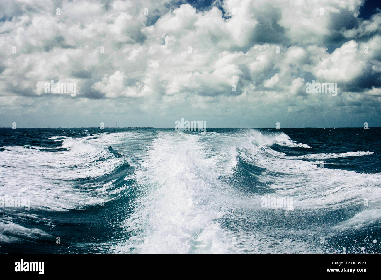 Les nuages gonflés et un service de bateau. Banque D'Images