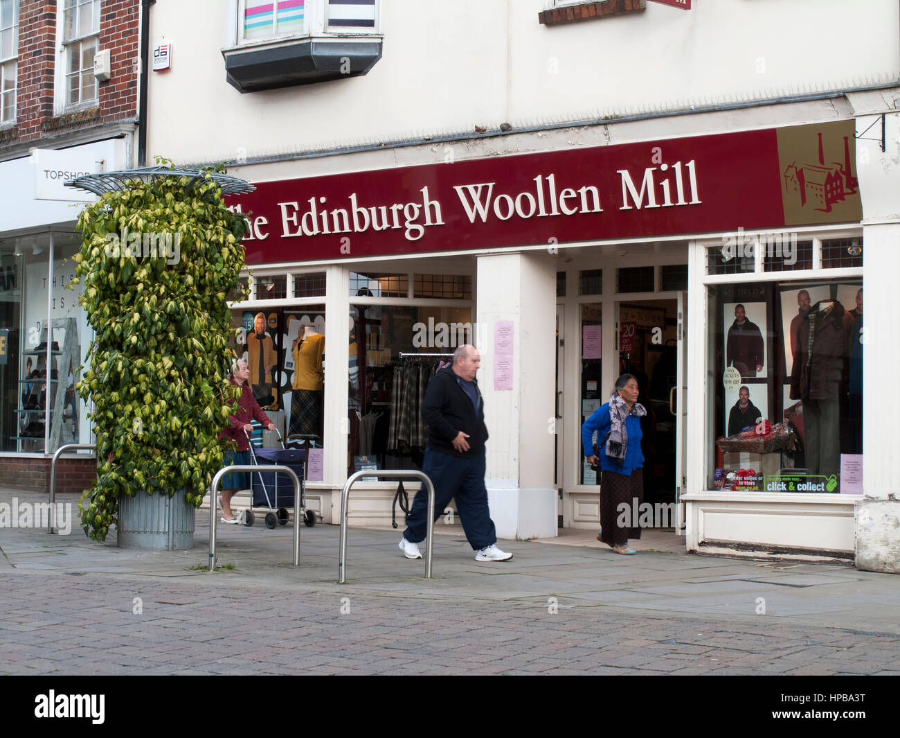 Edinburgh Woollen Mill signe sur store, à l'origine fondée en 1946 par Drew Stevenson comme l'entreprise de teinture et d'apprêtage Langholm Banque D'Images