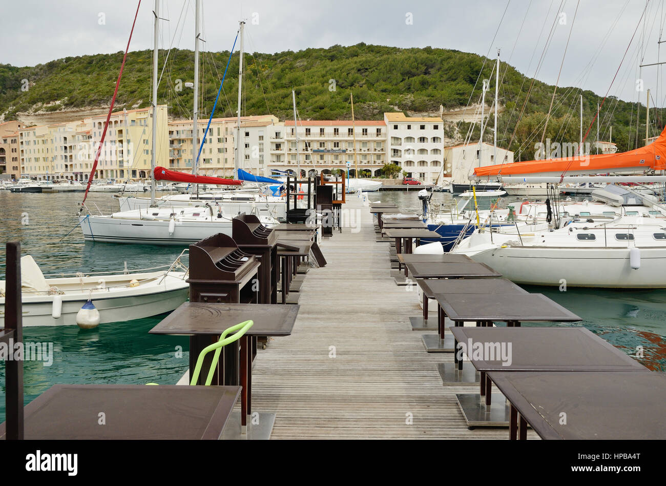Il y a beaucoup de différents navires dans le port, immeubles d'habitation dans la partie inférieure de Bonifacio. Banque D'Images