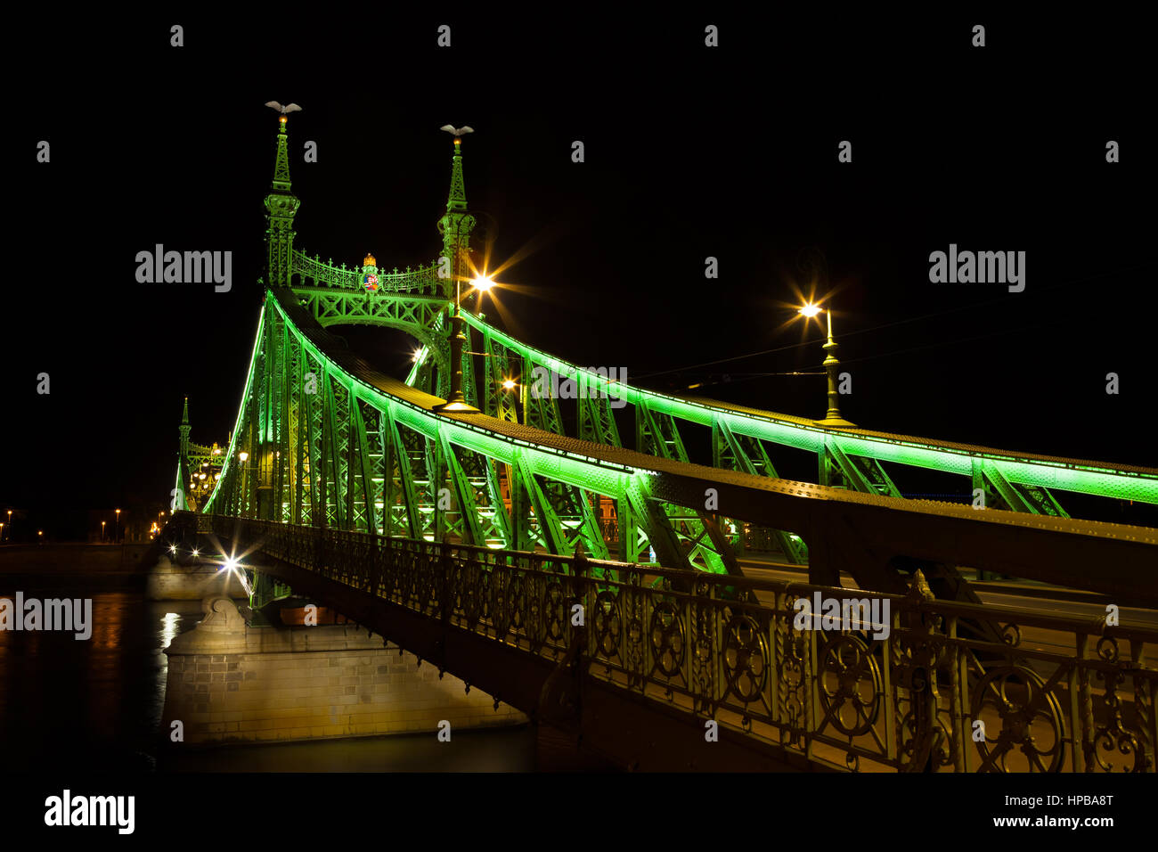 Côté ouest du pont de la liberté reliant Buda et Pest de l'autre côté de la rivière Dunabe à Budapest, Hongrie Banque D'Images